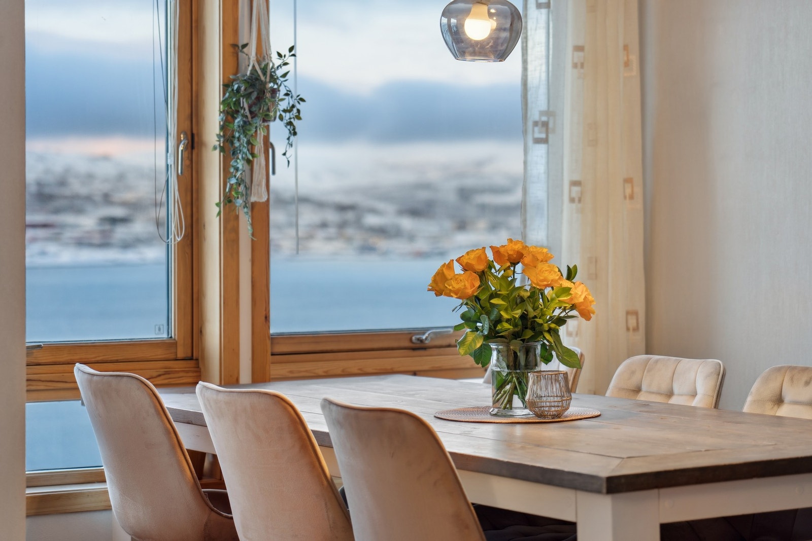 Store vindusflater gir god med lysinnslipp Galleribilde