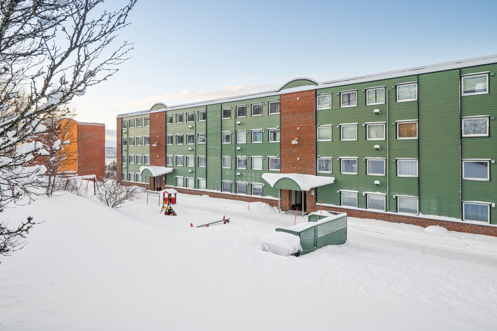 Leiligheten ligger i 2. etasje mot vest og har nydelig utsikt mot sundet, Tromsøya og fjellene på Kvaløya, samt meget gode solforhold. Galleribilde