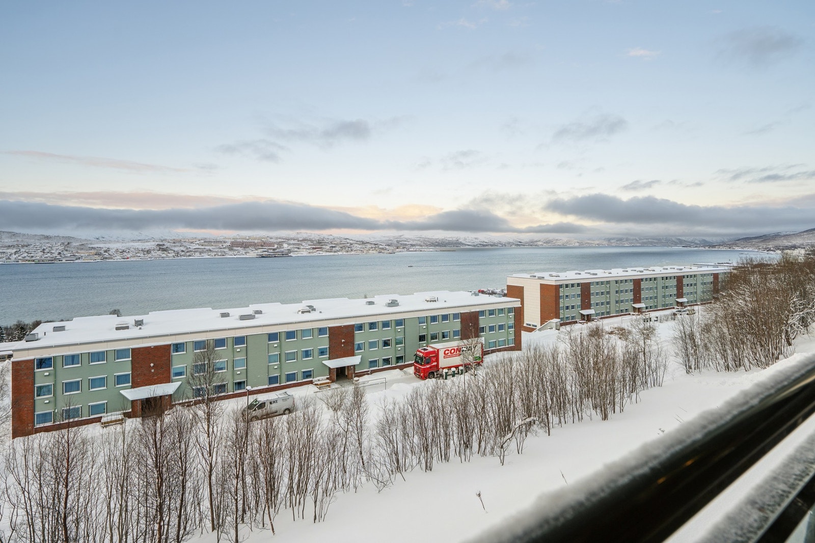 Leiligheten ligger meget fint til i et etterspurt borettslag med strålende sol- og utsiktsforhold Galleribilde