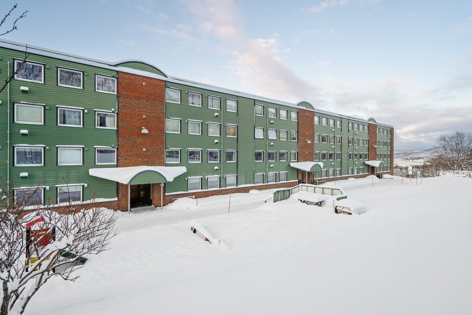 Området er barnevennlig med lav trafikal belastning.
Her bort du i umiddelbar nærhet til busstopp med hyppige avganger til sentrum og UNN/UiT Galleribilde