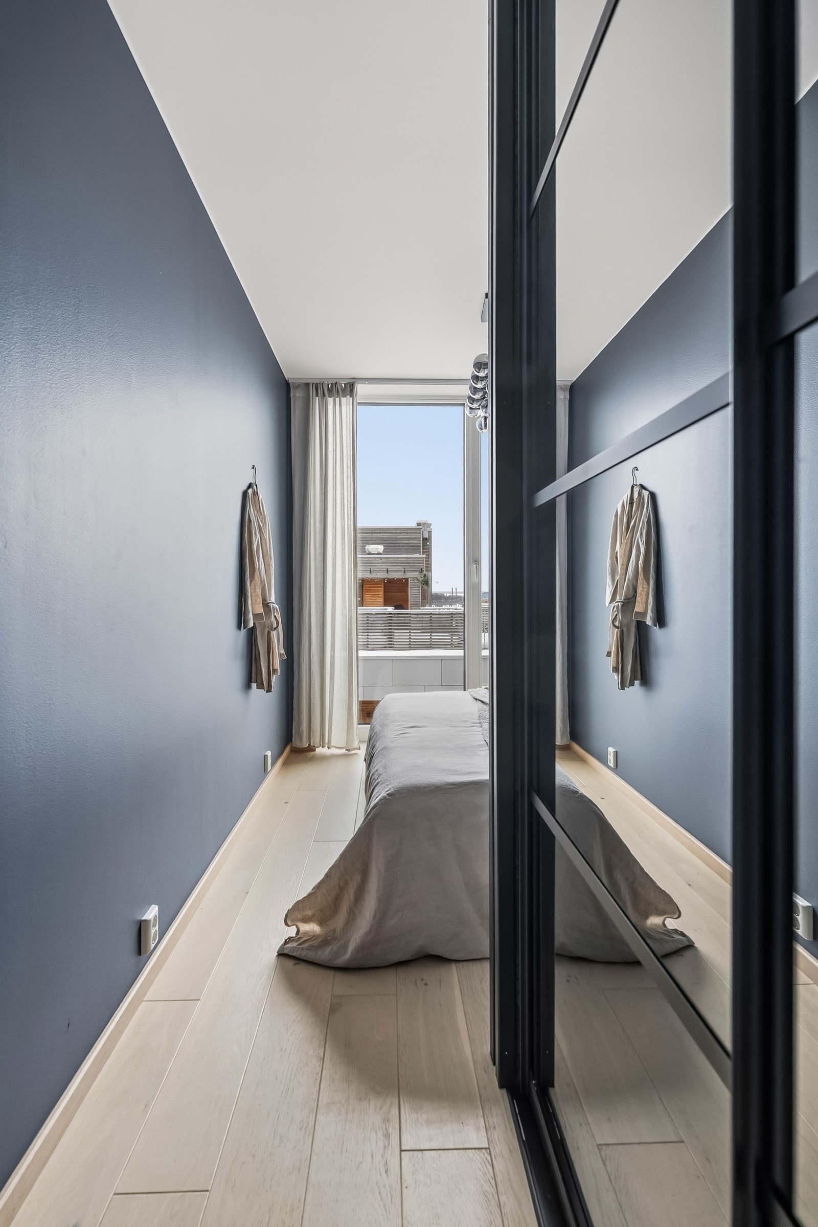 Soverommet har også en stor, plassbygget walk-in-closet med flotte skyvedører i sotet glass og sort profil. Galleribilde