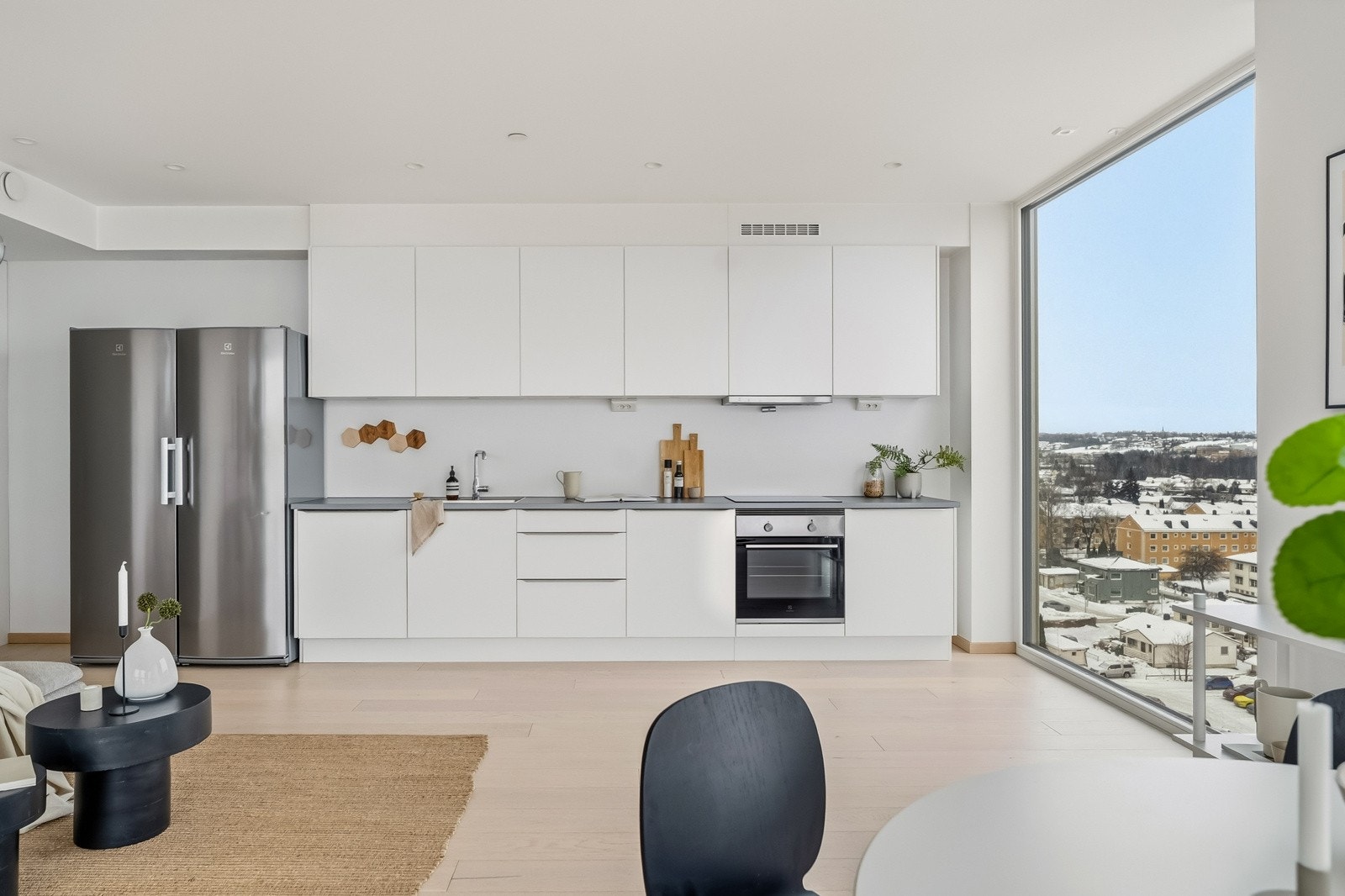 Innredningen fra Sigdal har hvite, glatte fronter og godt med skapplass. Galleribilde