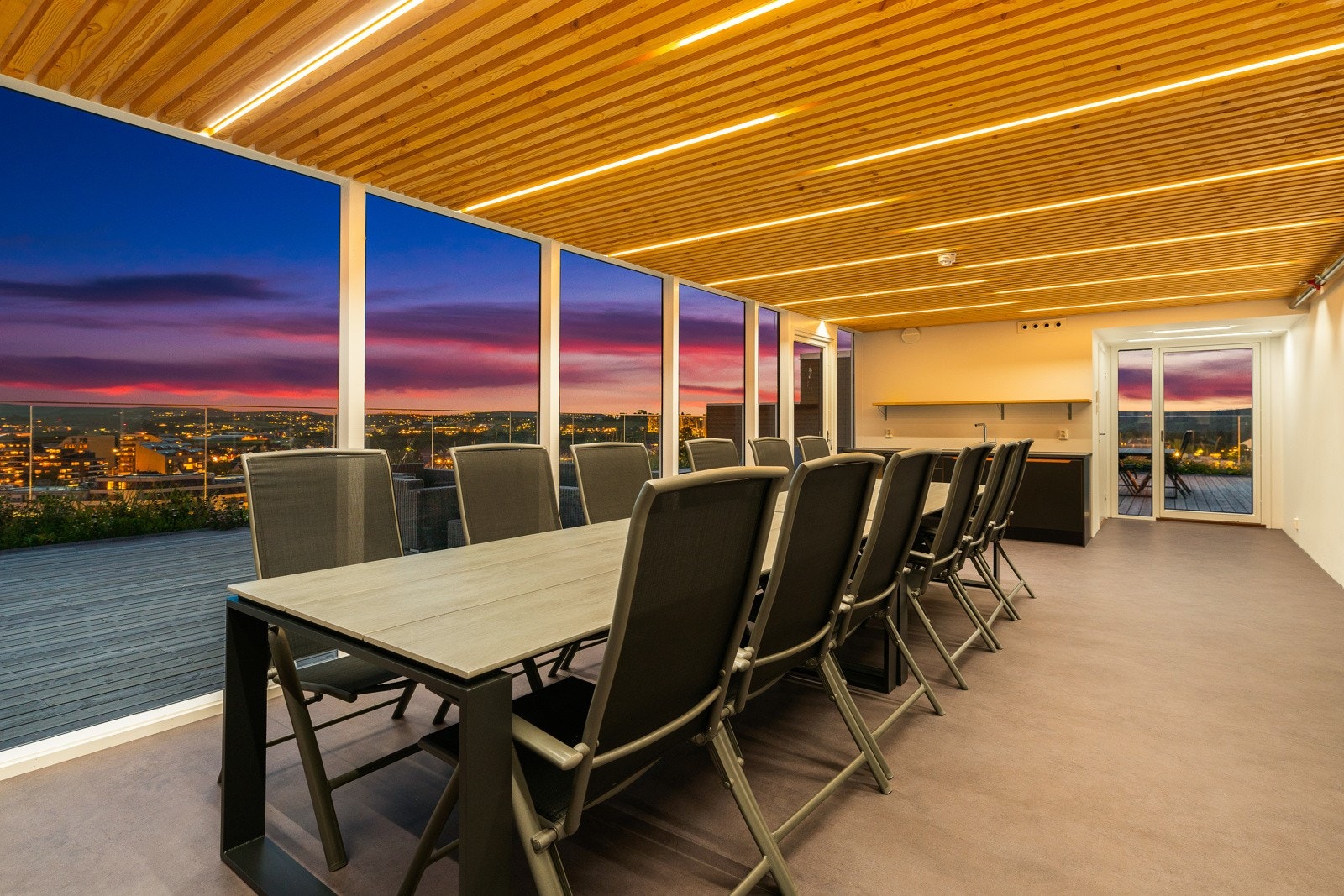 Innendørs lokale på over 35 m2 med storslått utsikt gjennom store vindusflater. Lokalet har åpen kjøkkenløsning, wc og spisemøblement til 16 personer. Galleribilde