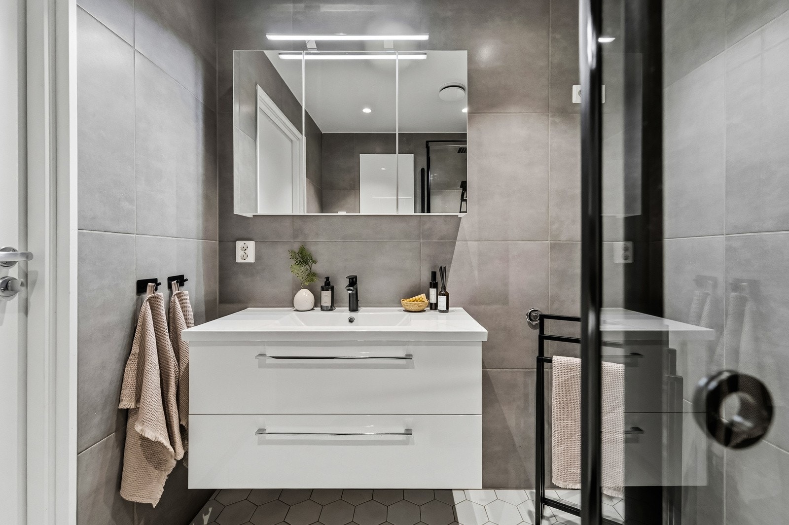 Innredningen består av servant med romslig underskap og et speilskap med integrert belysning. Galleribilde