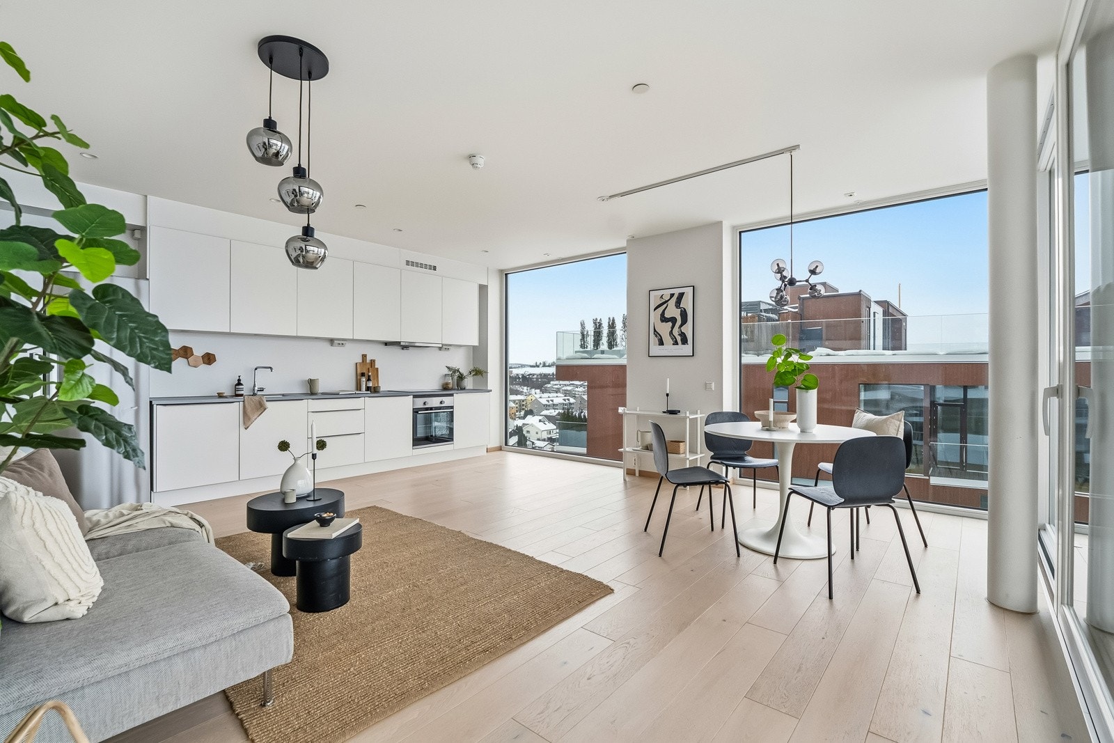 Det er vannbåren varme i gulv, balansert ventilasjon og god takhøyde Galleribilde