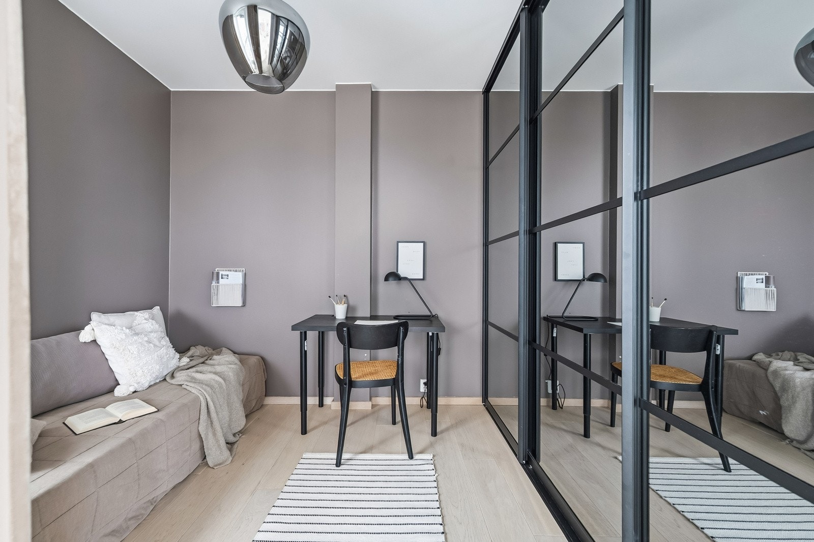 Praktisk skyvedørsgarderobe på en vegg Galleribilde