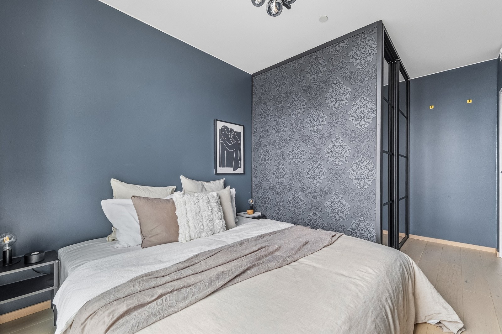 Hovedsoverommet er meget delikat og romslig med vindu fra gulv til tak og veggflater i en mørk blåtone. Galleribilde