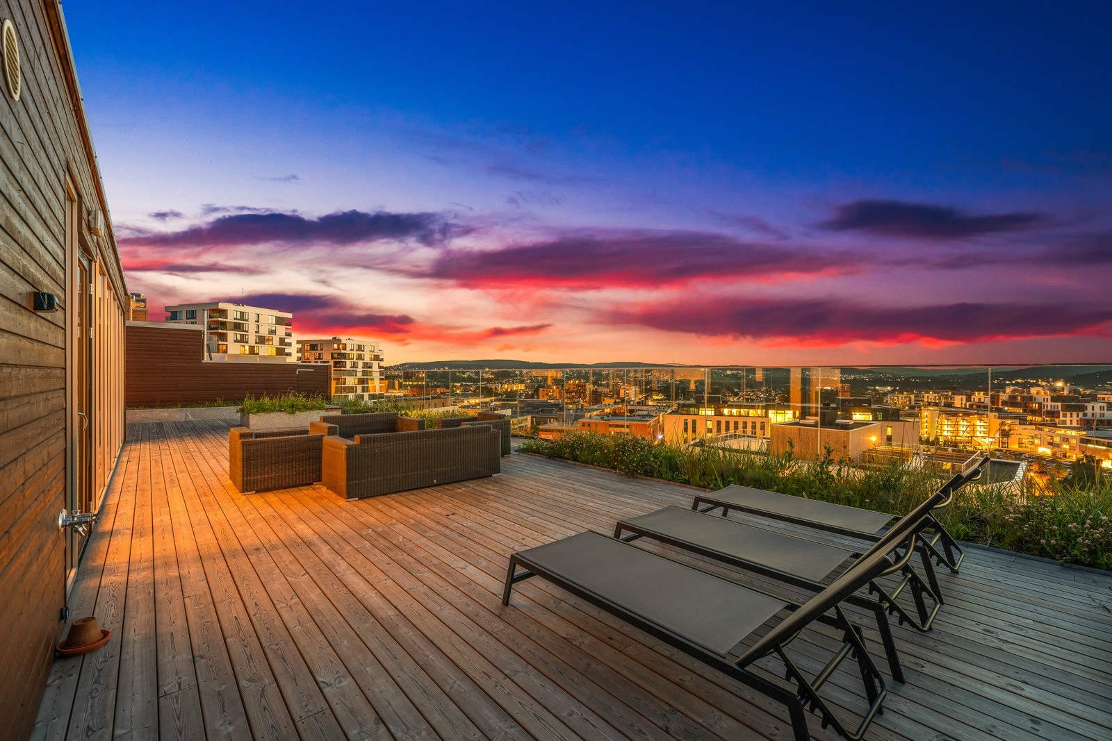 Bygget har en stor, felles takterrasse med panoramautsikt, møblet med sittegrupper og solsenger i ulike soner. Galleribilde