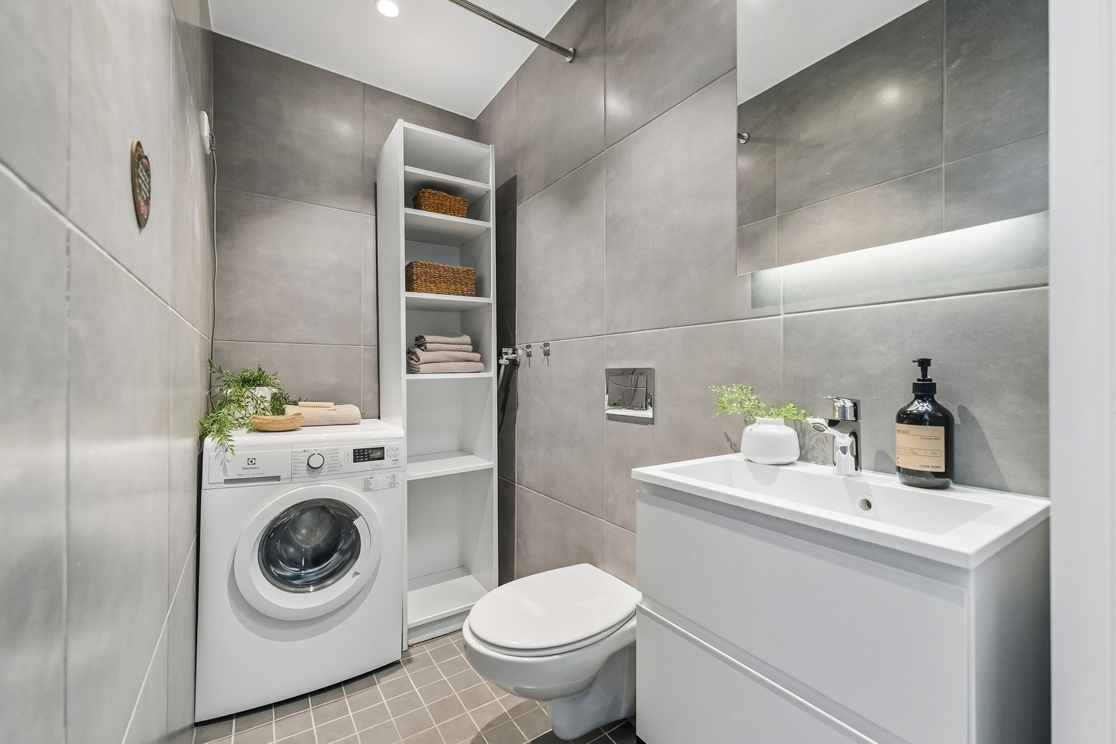 Separat gjestetoalett med plass til vaskemaskin og tørketrommel. Galleribilde