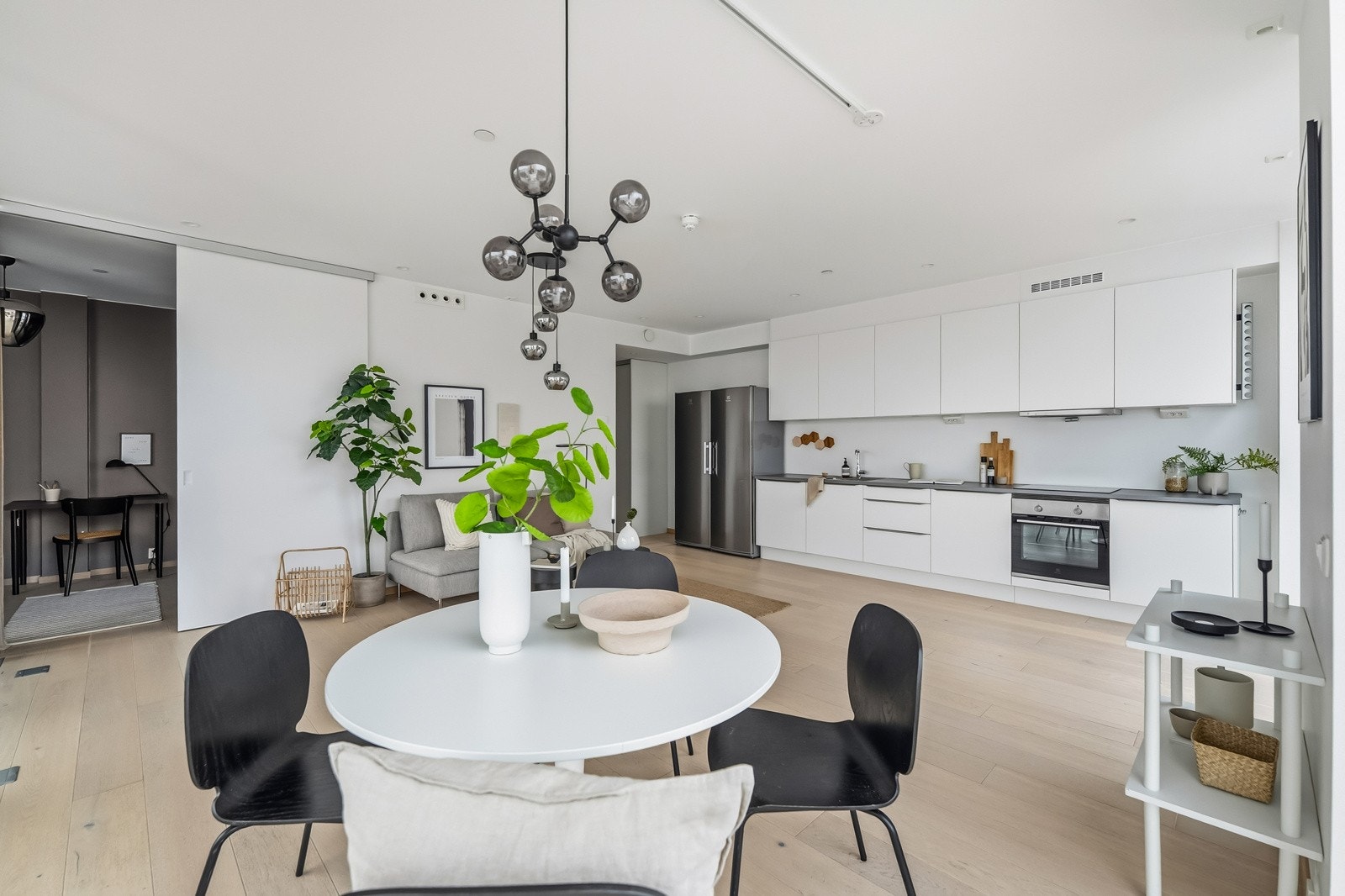 Stuen innbyr til hyggelige kvelder, og det er god plass til spisebord Galleribilde