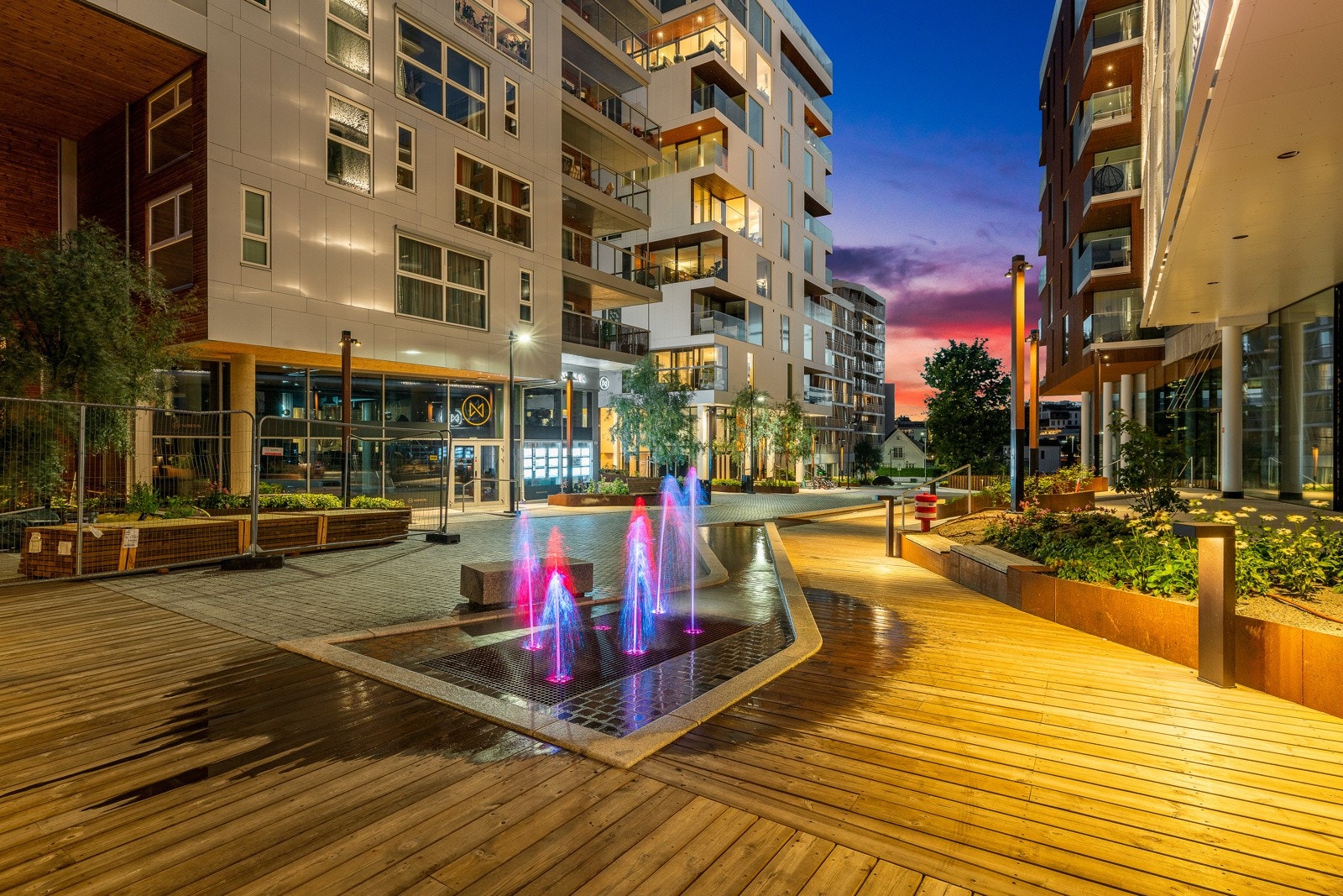 Strøkstorget er svært pent opparbeidet med brostein, bybekk og belysning Galleribilde