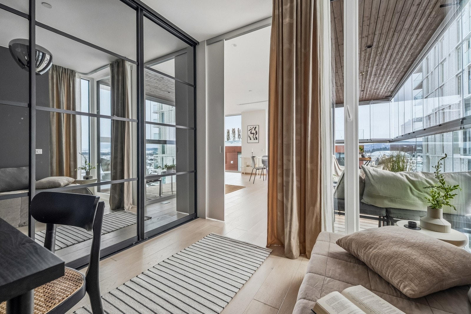 Et av de tre soverommene ligger i direkte tilknytning til stuen og kan benyttes som en utvidelse av stuen. Galleribilde