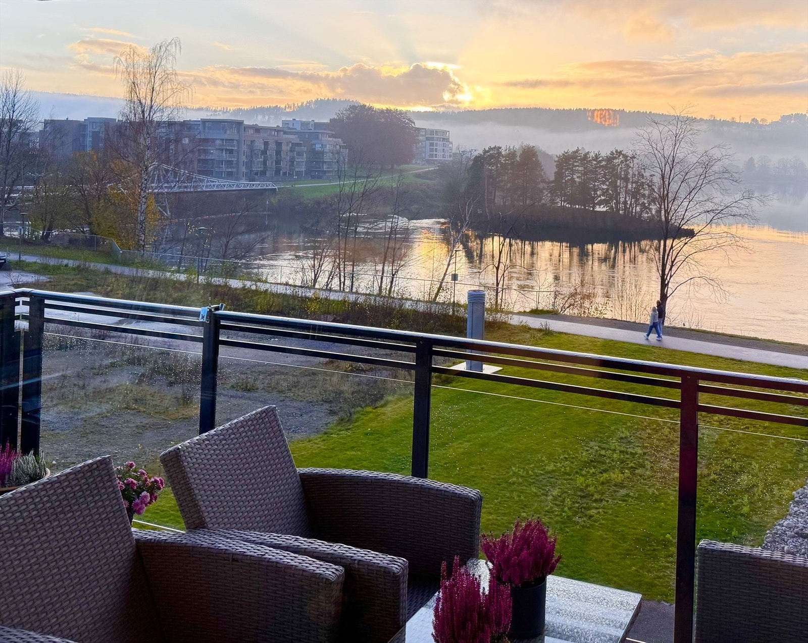 Eiendomsmegler Espen Thoresen presenterer Klosterhagen 29A -
Oppvarming i stue og kjøkken er vannbåren fjernvarme via to meget gode og effektive radiatorer. Strømforbruket er minimalt. Galleribilde