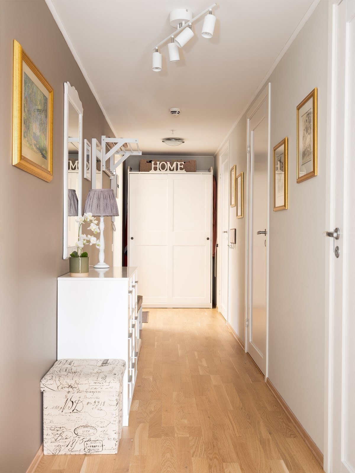 Garderobeskapet medfølger. Galleribilde