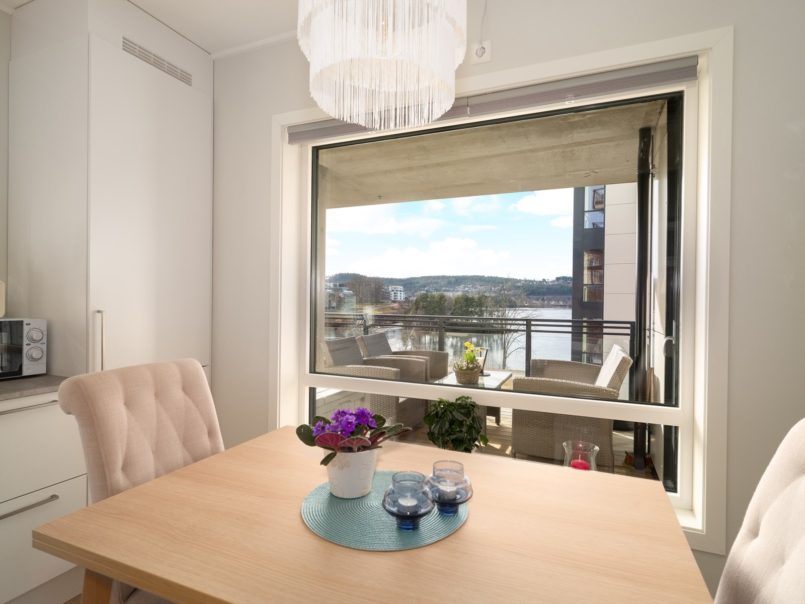 Svært delikat leilighet med flere lune soner og flott utsikt. Galleribilde
