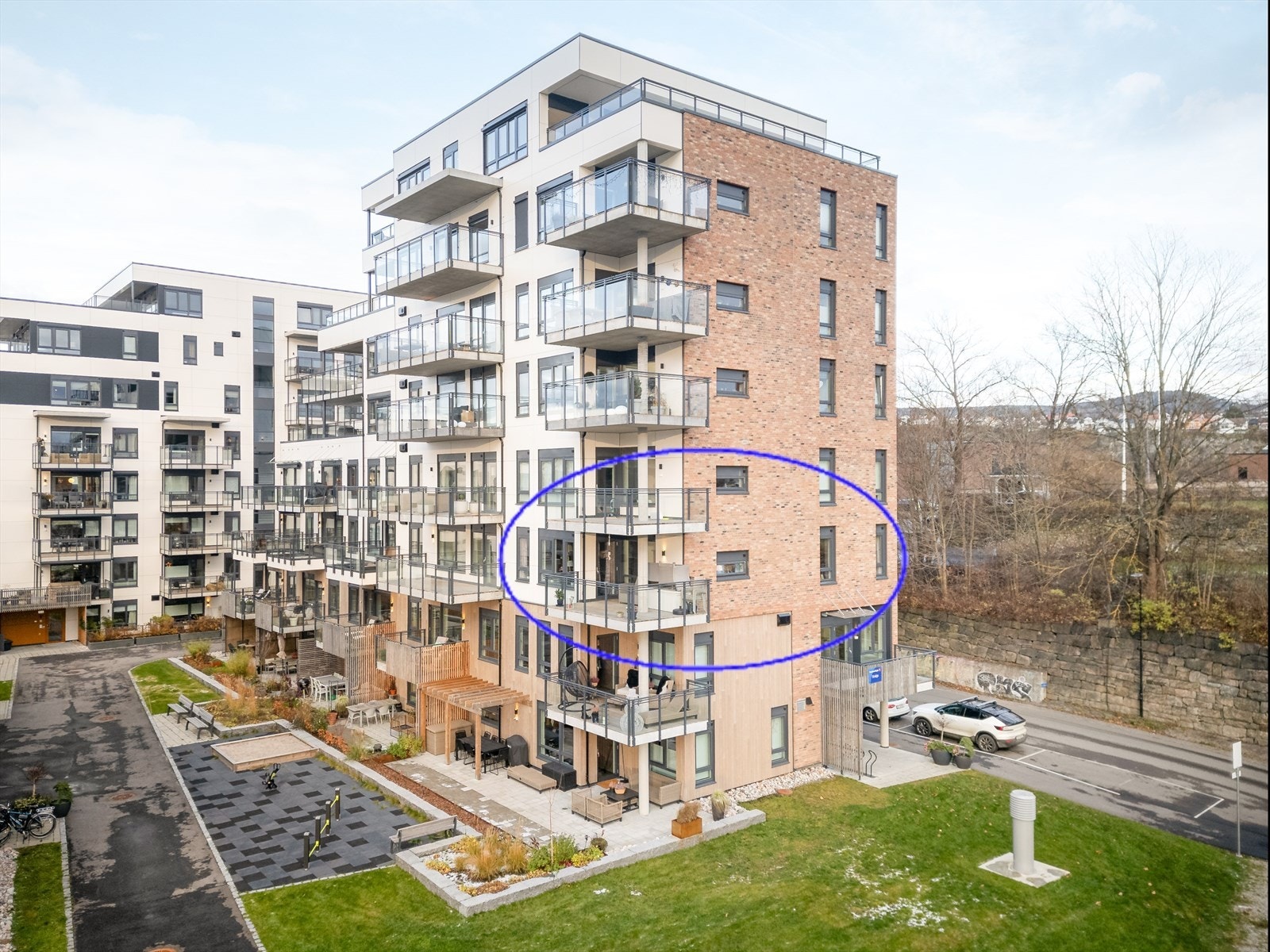 Eiendomsmegler Espen Thoresen presenterer Klosterhagen 29A -
Oppvarming i stue og kjøkken er vannbåren fjernvarme via to meget gode og effektive radiatorer. Strømforbruket er minimalt. Galleribilde