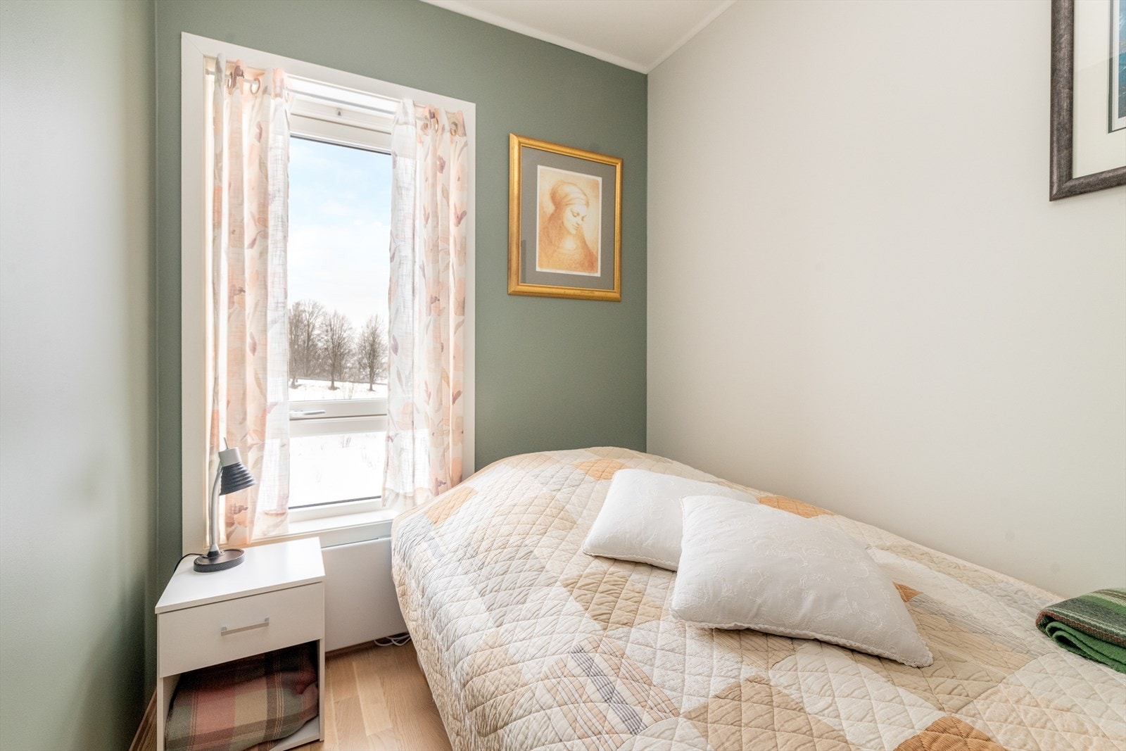 Dobbelt garderobeskap for klesoppbevaring. Galleribilde