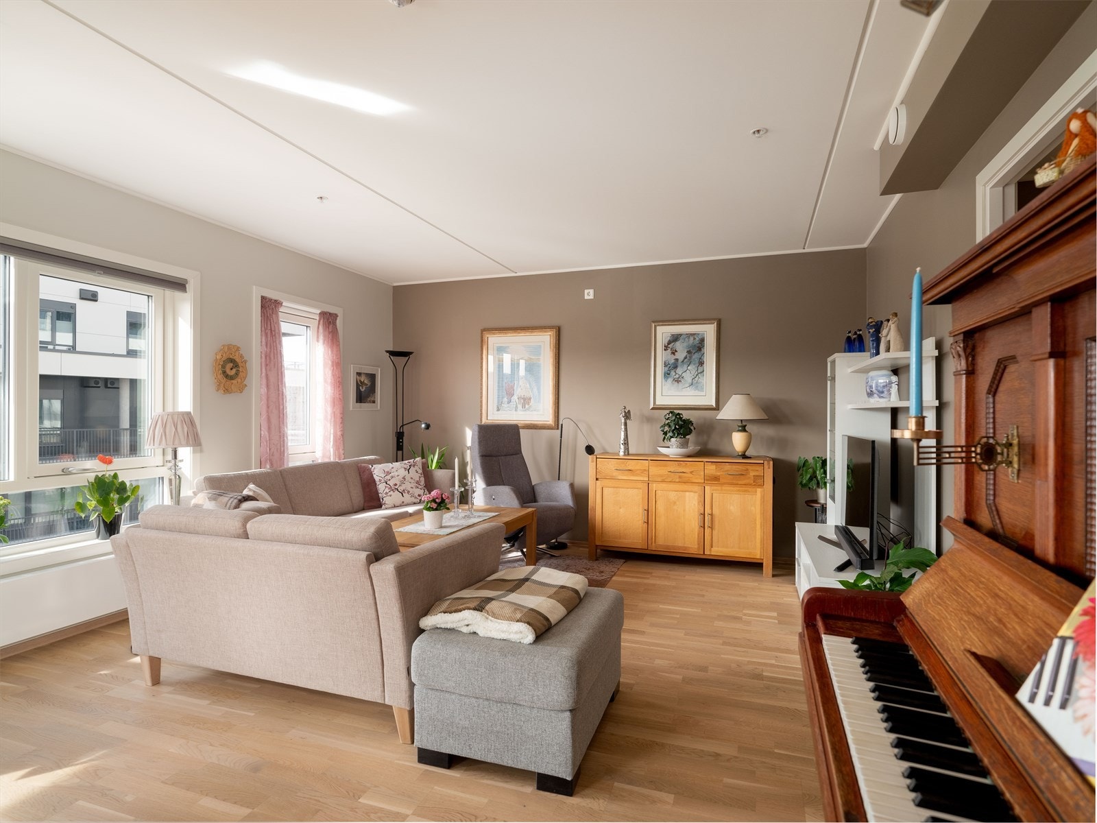 Oppvarming i stue og kjøkken er vannbåren fjernvarme via to meget gode og effektive radiatorer. Strømforbruket er minimalt. Galleribilde