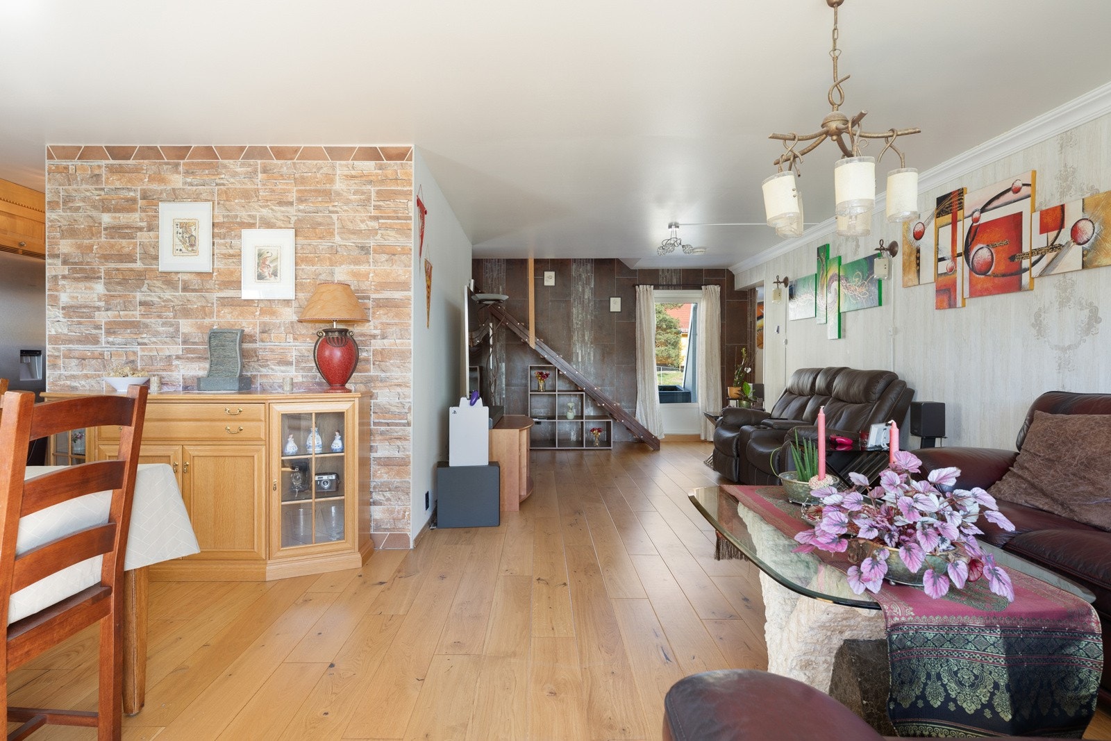 Her er det er god plass til en stor sofa og tilhørende møblement. Galleribilde