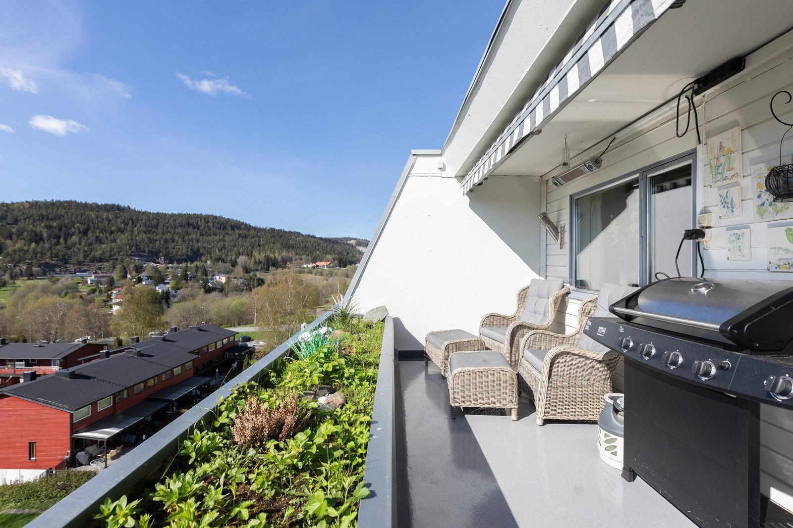 Her er det utgang fra stuen til en solrik vestvendt balkong på ca 14 kvm, perfekt for avslapning og hyggelige stunder på sene kvelder. Galleribilde