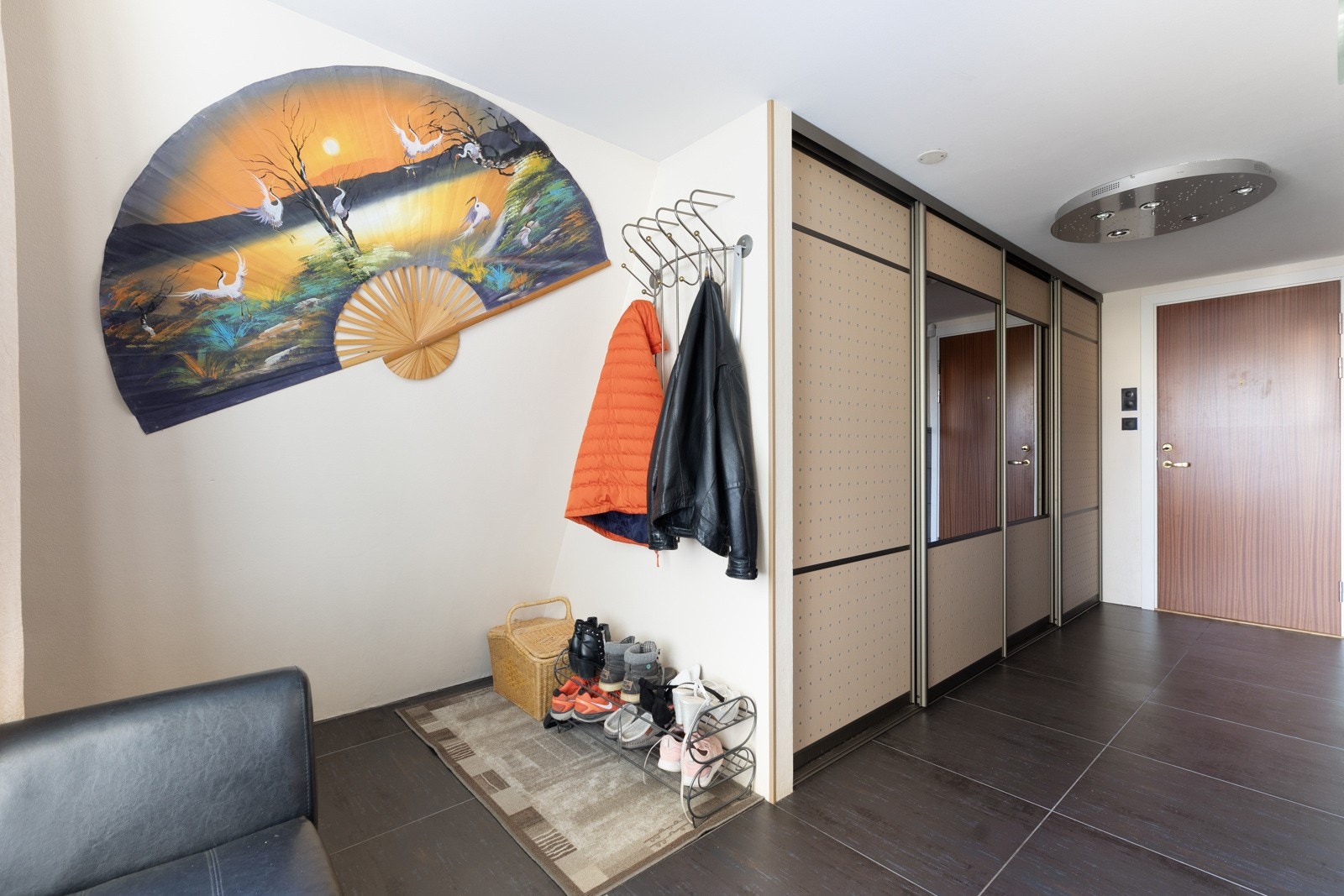 Romslig entre med flislagte gulv med gulvvarme og lyse vegger, som gir et hyggelig førsteinntrykk av boligen. Galleribilde