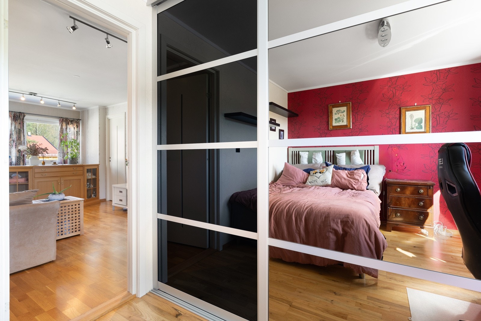 Soverom 2 har en romslig skyvedørsgarderobe. Galleribilde