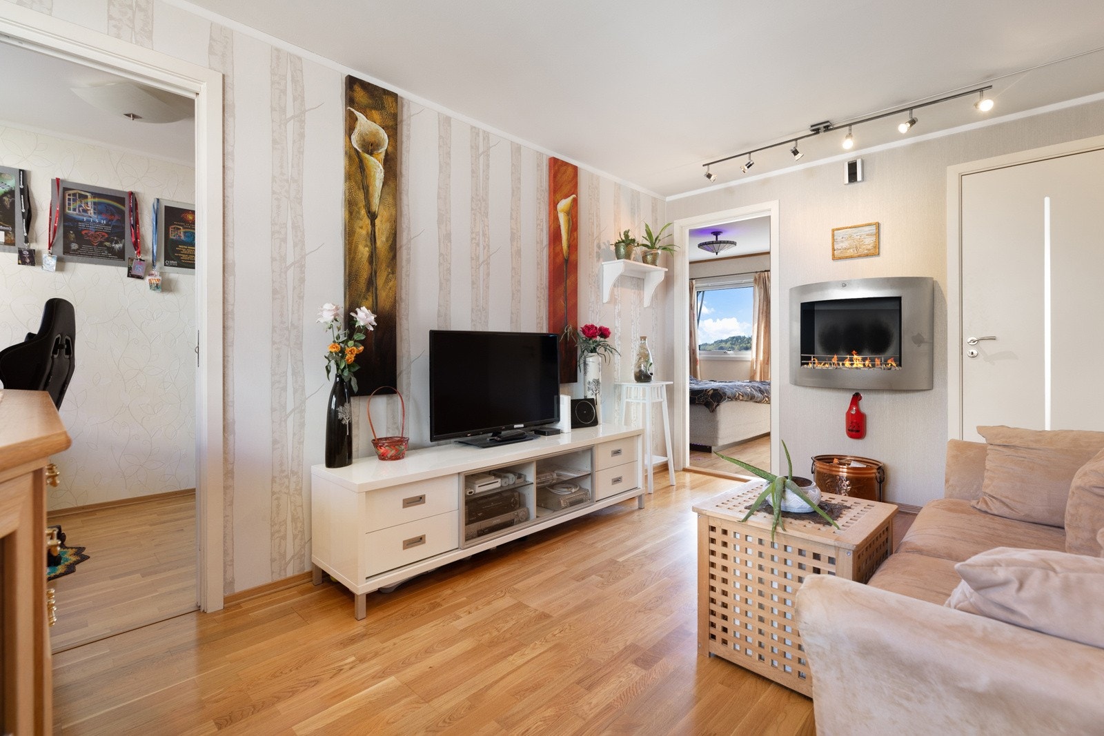 I neste etasje finnes også en egen tv-stue. På veggen er det montert etanolpeis. Galleribilde