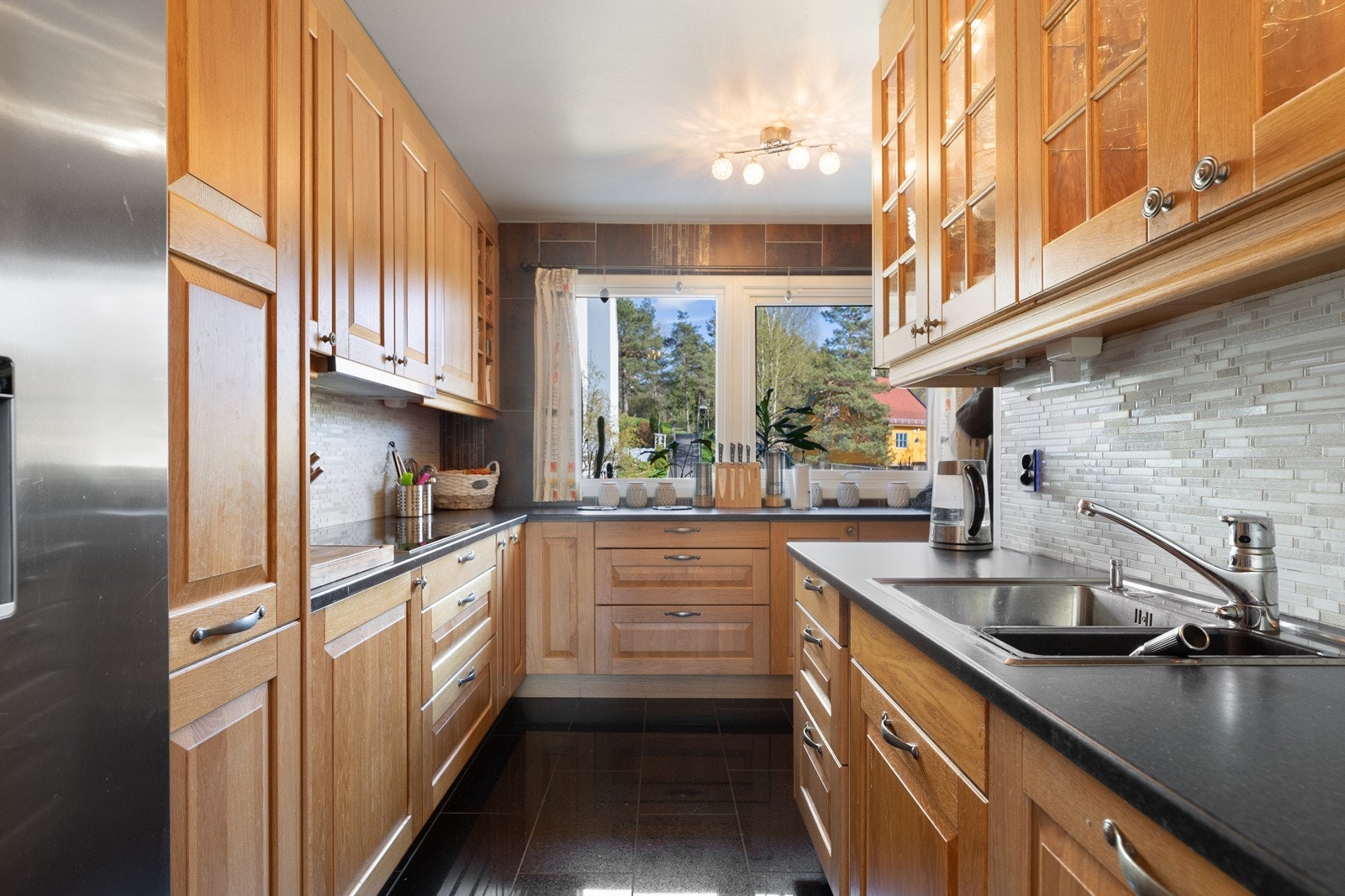 Innredning med profilerte fronter og benkeplate av laminat. Galleribilde