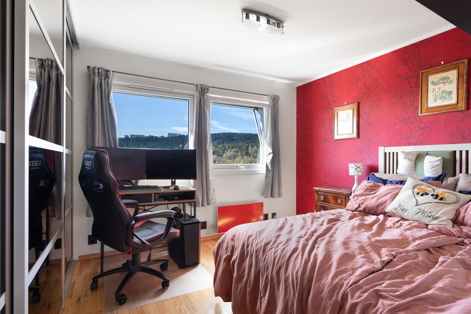 Store vinduer slipper inn mye naturlig lys. Galleribilde