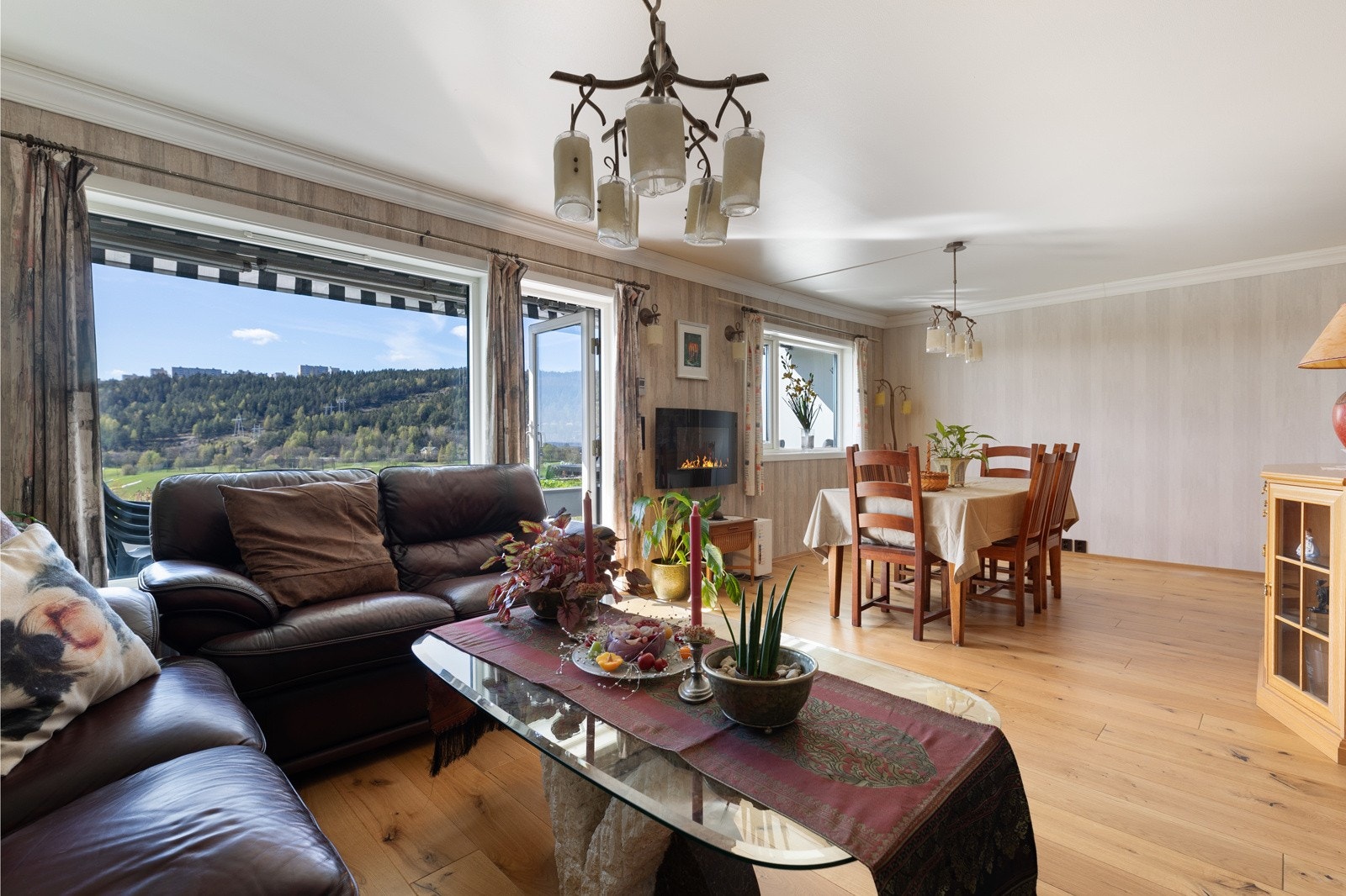 tuen er åpen og lys, med store vindusflater som gir en luftig romfølelse. Galleribilde