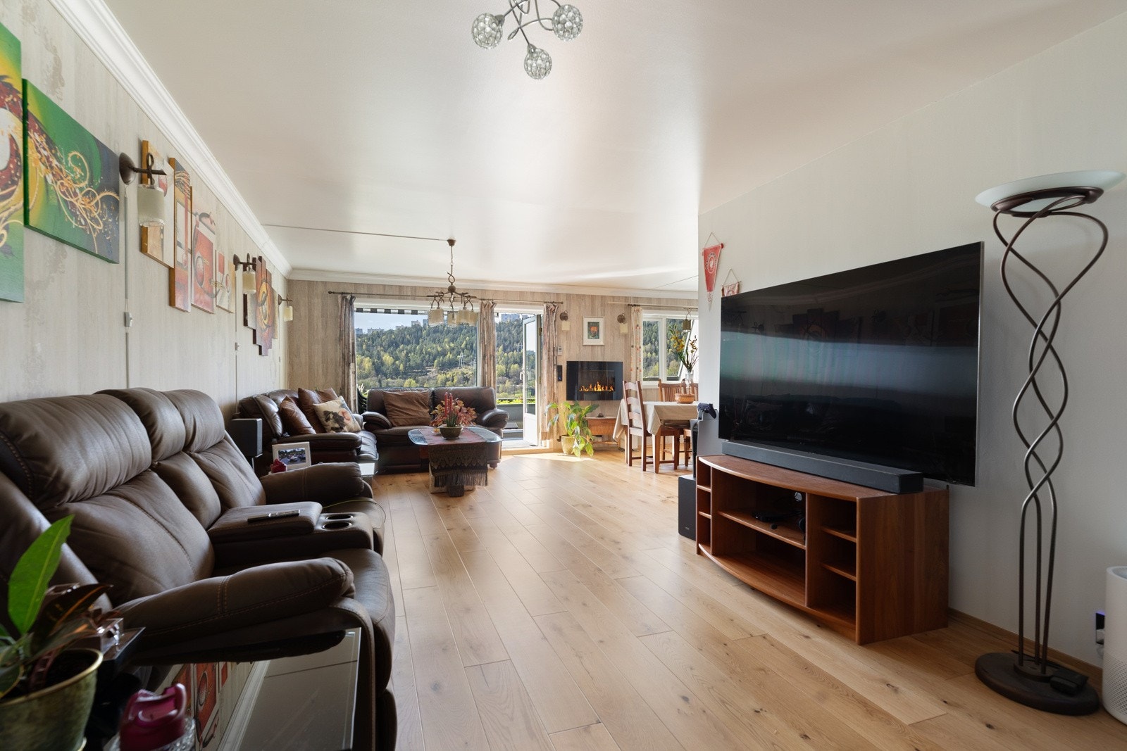 Stuen har varmefolie under parkett som skaper en sammenhengende og komfortabel atmosfære. Galleribilde