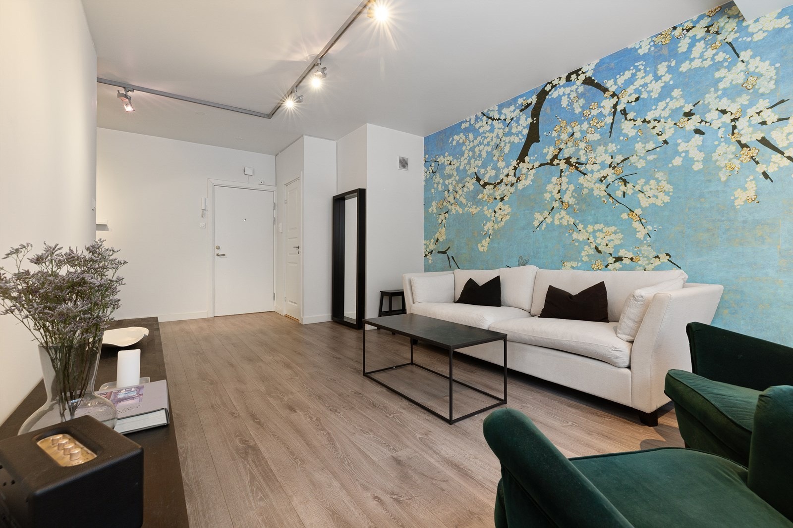 De store vinduesflatene bidrar til at rommet føles lyst og luftig Galleribilde