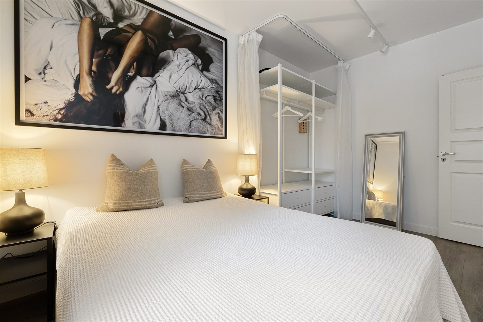 Det er mulig å innrede rommet med dobbeltseng med tilhørende nattbord Galleribilde