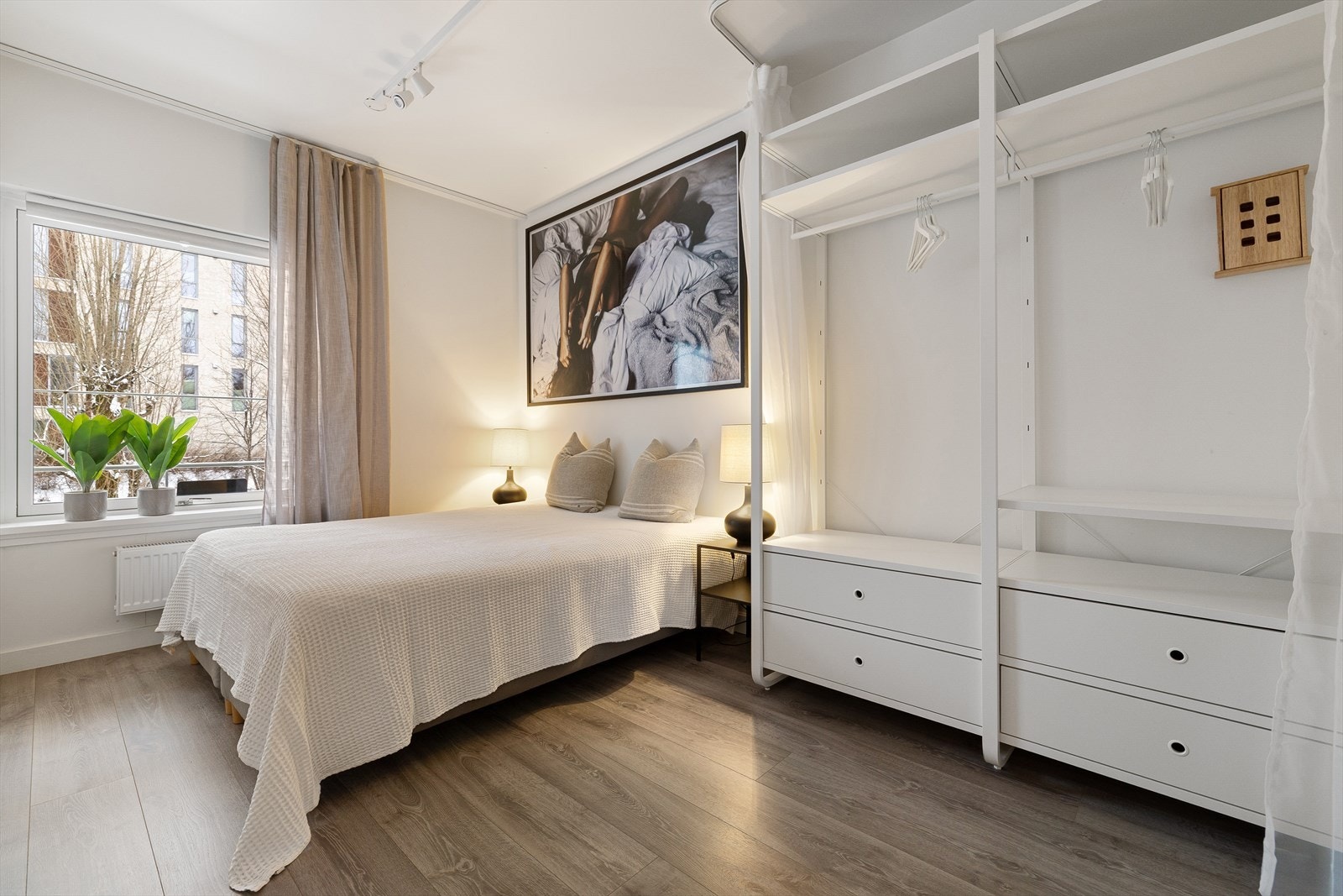 Rommet har en egen garderobeløsning til oppbevaring av klær og sko Galleribilde