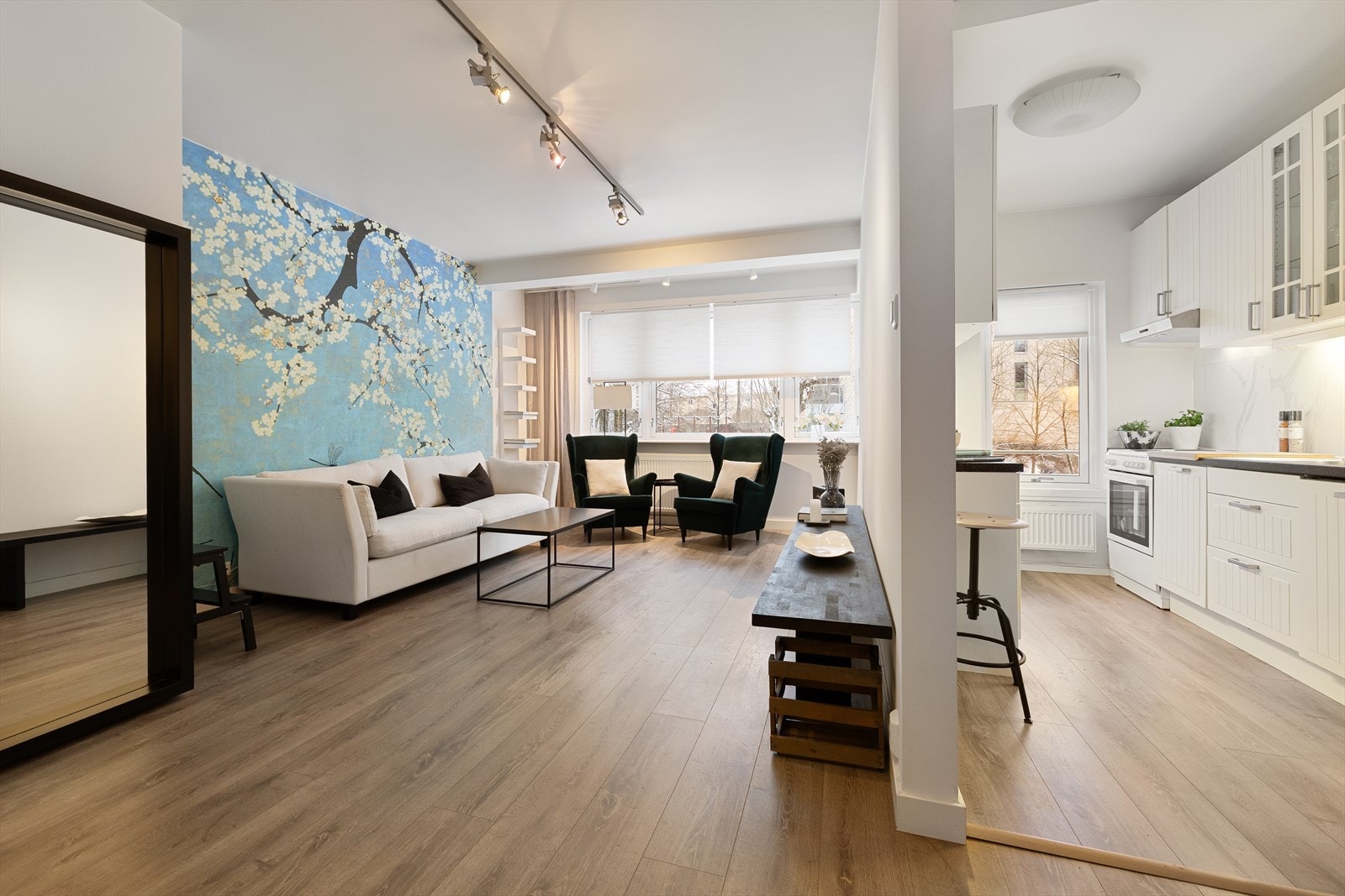 Stuen er romslig og det er god plass til å innrede med en sofagruppe og tilhørende møblement Galleribilde