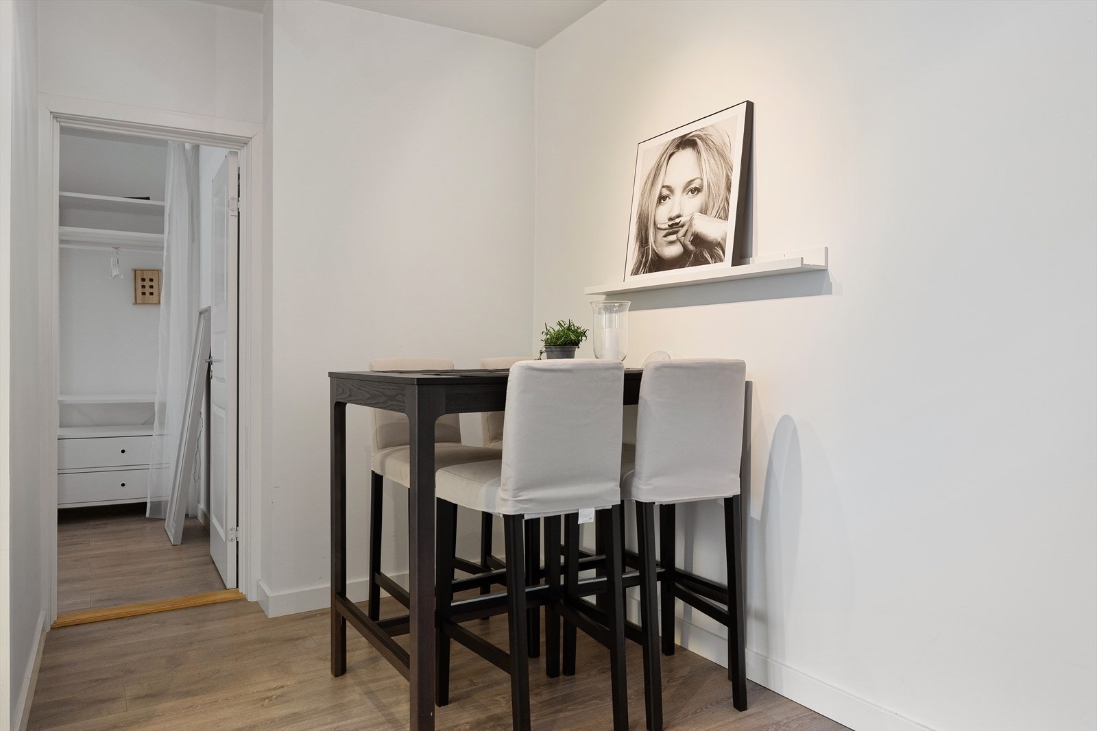 Utenfor kjøkkenet er det rom for en hyggelig spiseplass Galleribilde