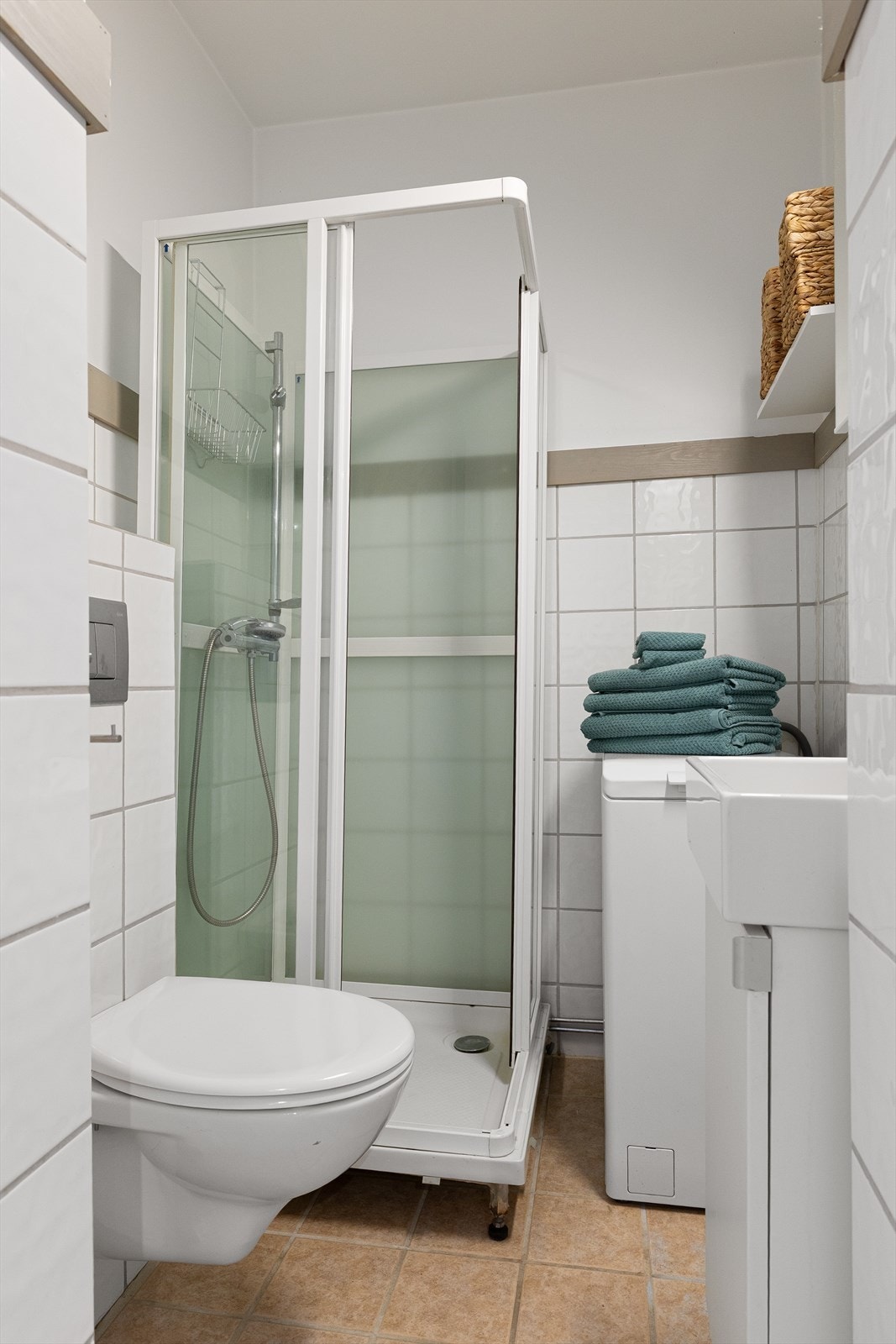 Flislagt baderom med himling i malte flater Galleribilde