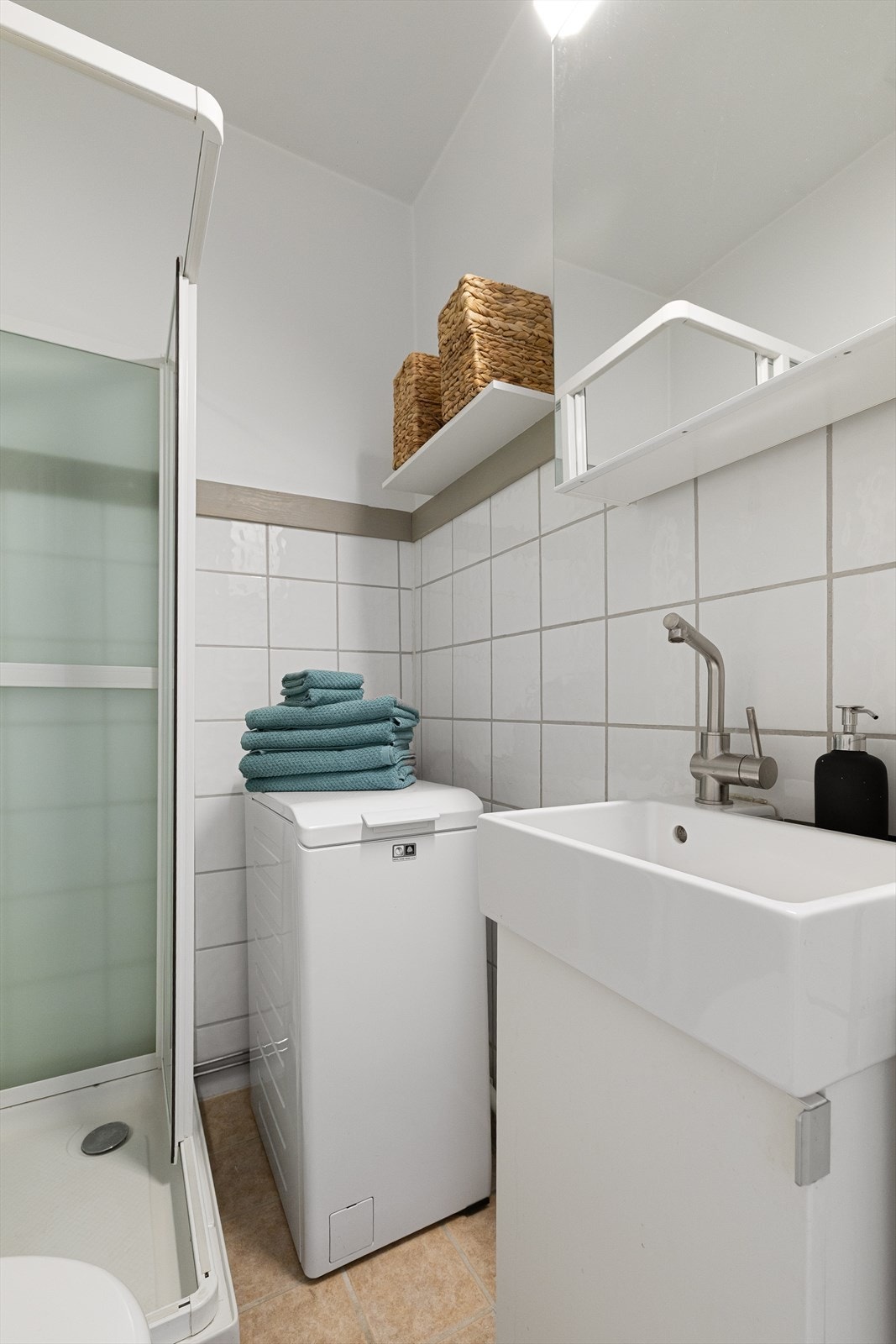 Det er etablert vegghengt toalett, opplegg for vaskemaskin og baderomsinnredning med mulighet for oppbevaring i skap Galleribilde