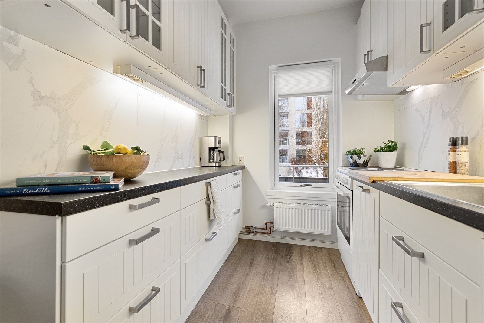 Kjøkkenet er adskilt i egen sone. Det er integrerte hvitevarer som oppvaskmaskin og avtrekk over stekesone Galleribilde