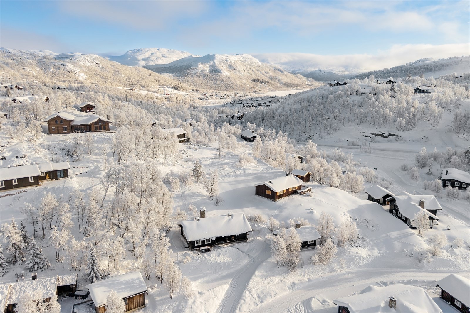Hyttefeltet byr på helårs adkomst helt frem, slik at hyttelivet alltid er enkelt og tilgjengelig. Enkelt og tilrettelagt med parkering på egen tomt. Galleribilde