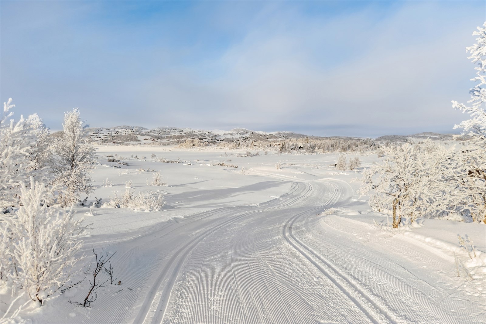 Raulandsfjell og terrenget rundt gir et majestetisk bakteppe som setter stemningen året gjennom. Galleribilde