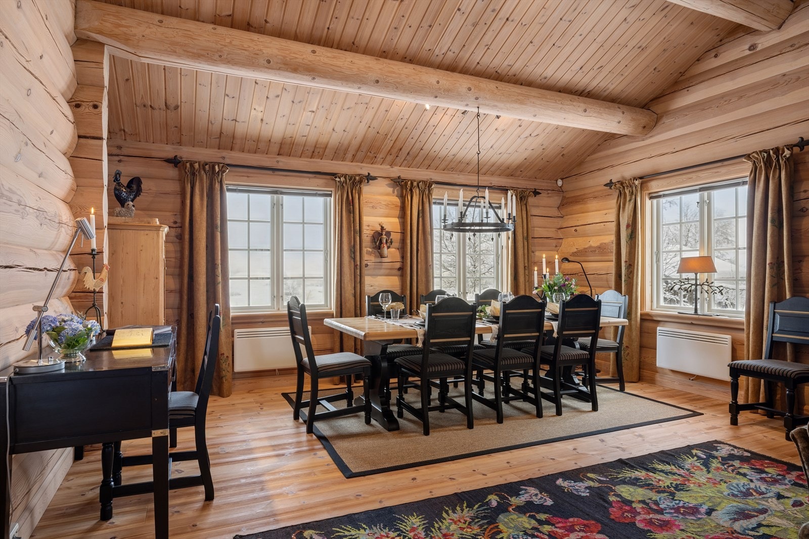 Store flater gir god plass til både langbord og en romslig sofasonen for sosiale kvelder. Galleribilde