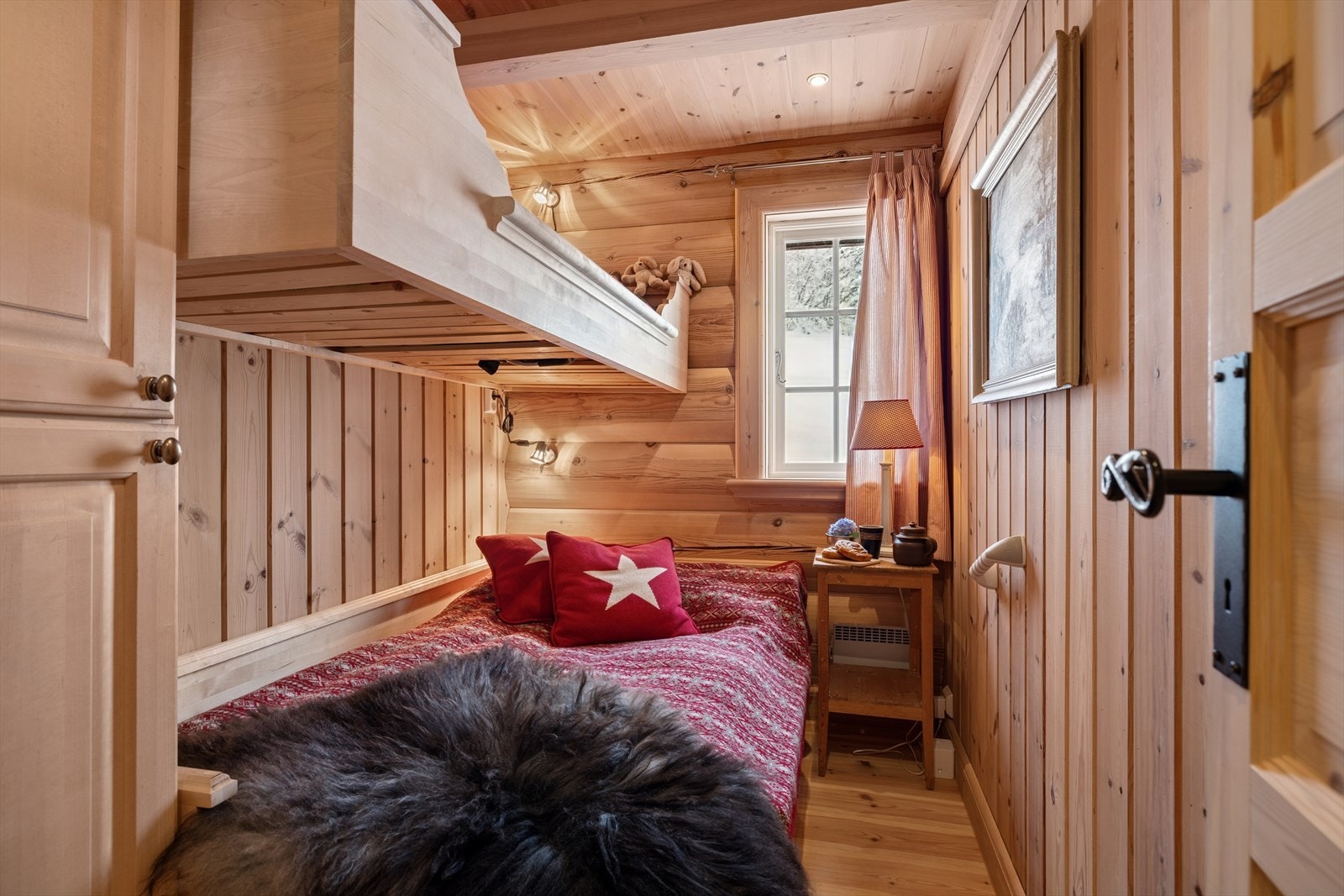 På soverommet skaper hengekøya og detaljer i tre en lun og unik hyttesjarm. Galleribilde