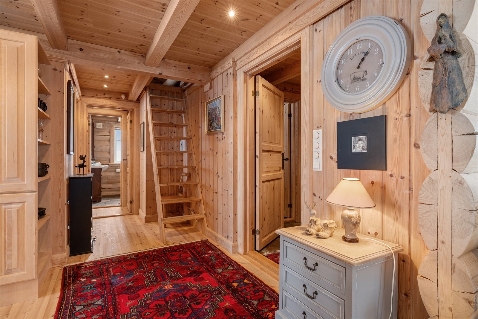 Entréen ønsker deg velkommen med steinbelagt gulv og gjennomførte kvalitetsdetaljer. Galleribilde