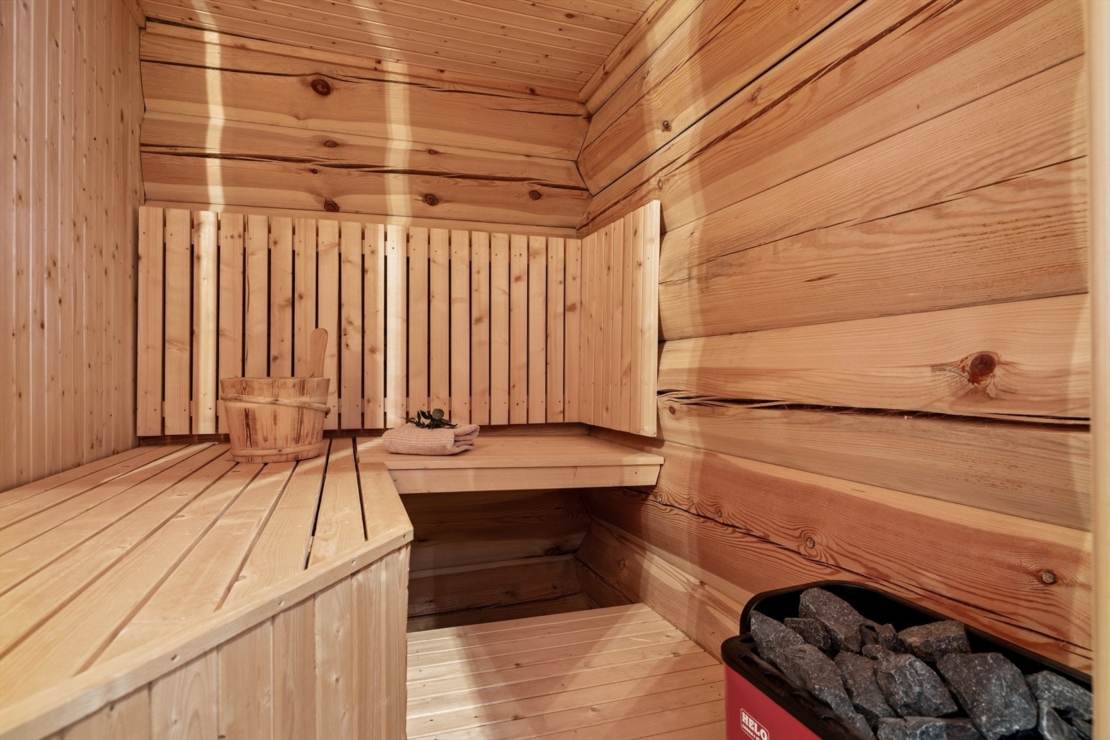 Den lune badstuen i gran og skifer inviterer til ekte fjellvelvære med gjennomførte kvalitetsmaterialer. Galleribilde