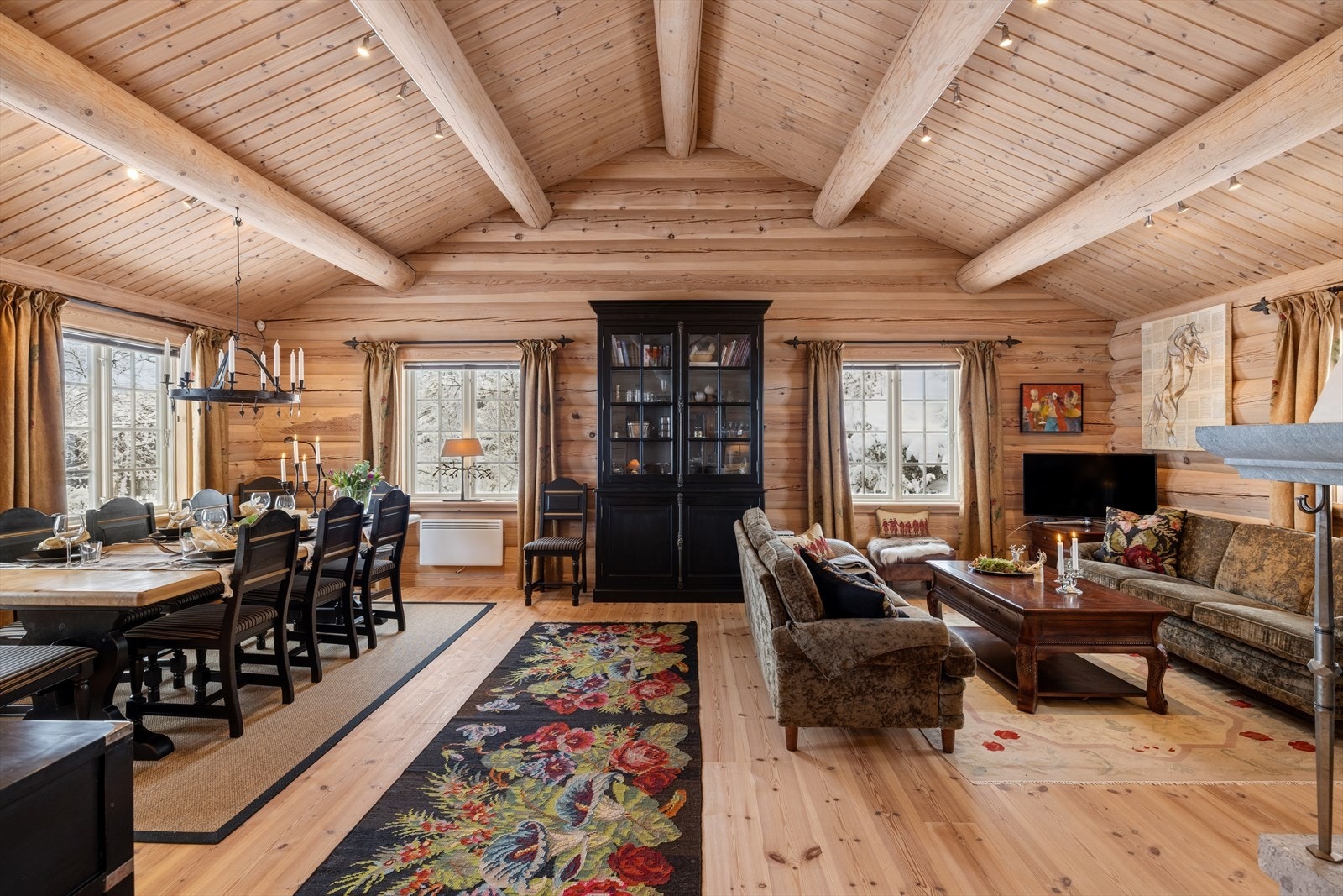 De lune materialene og høyden opp mot mønet skaper en tidløs lodge-atmosfære. Galleribilde