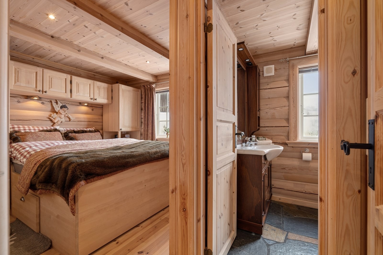 Hovedsoverommet har rikelig oppbevaring med heltre skapfronter som gir både ro og orden. Galleribilde