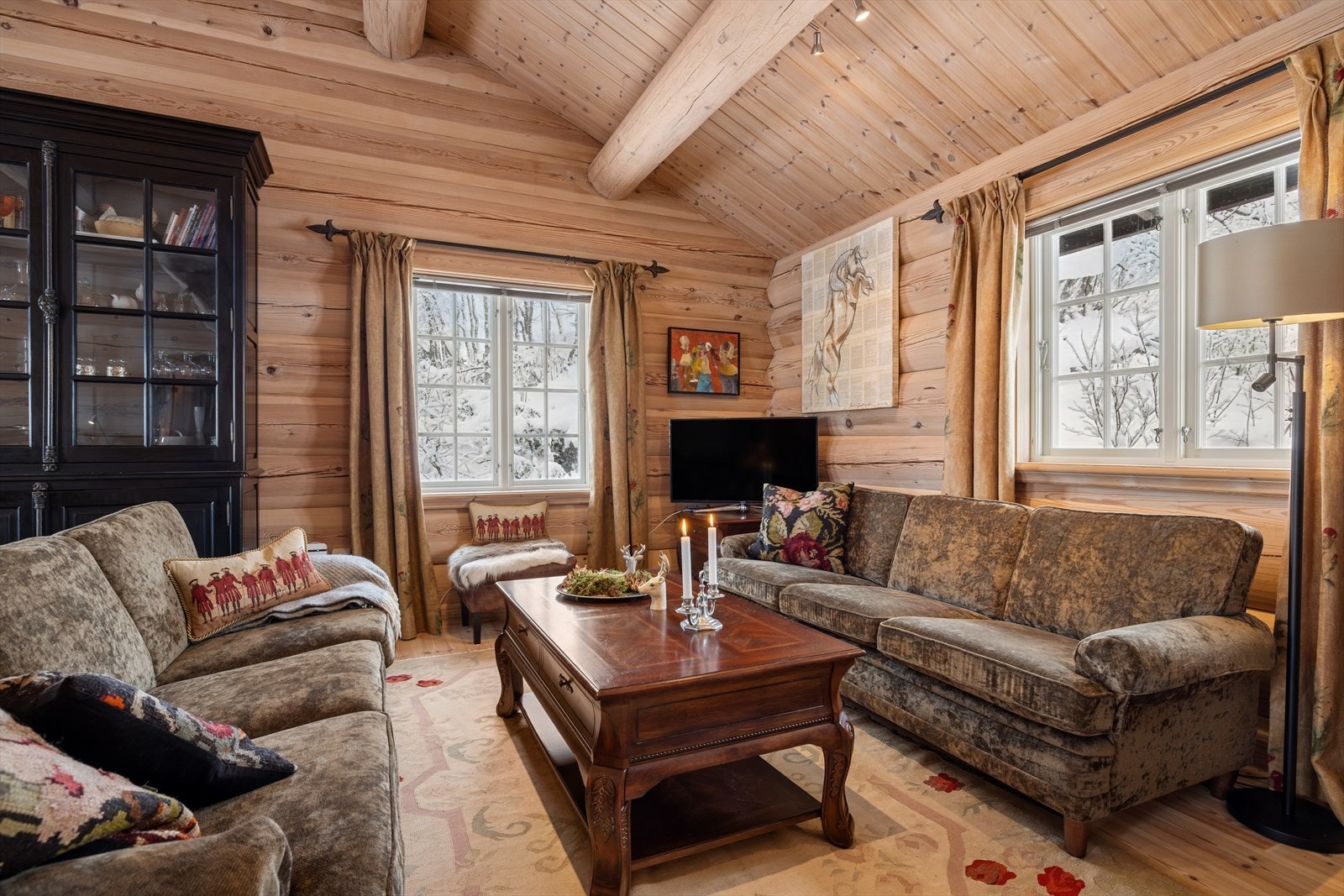 Fra stuen nyter du utsikten gjennom sprossede vinduer som rammer inn natur som levende kunst. Galleribilde