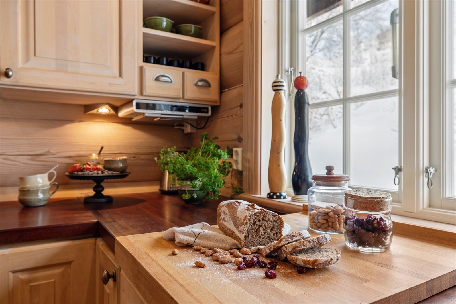 Den åpne kjøkkenløsningen gjør matlagingen sosial med god plass rundt arbeidsflatene. Galleribilde