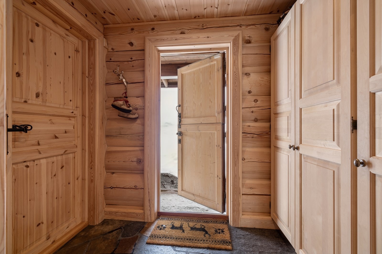 I den lune inngangssonen møter du heltre, smijern og en sjarmerende stalldør som setter tonen. Galleribilde